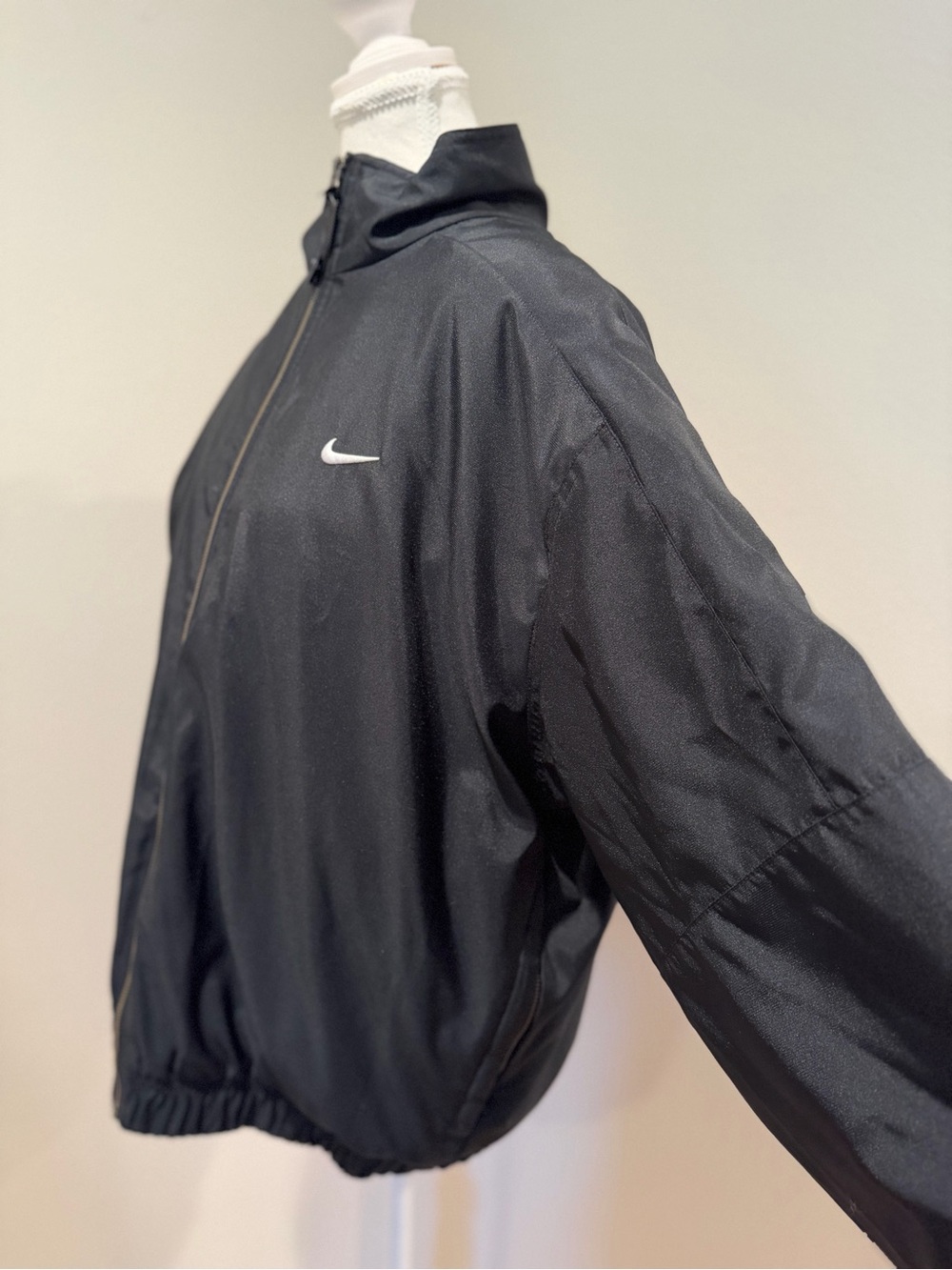 Nike Black Lightweight Oversized Women’s Windbreaker Jacket with White Swoosh - Picture 6 of 7